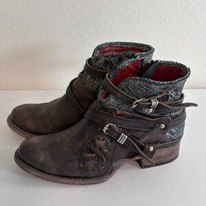 Freebird by Steven BELFAST Women's Sz US 6 Leather Ankle Boots with Snake Print